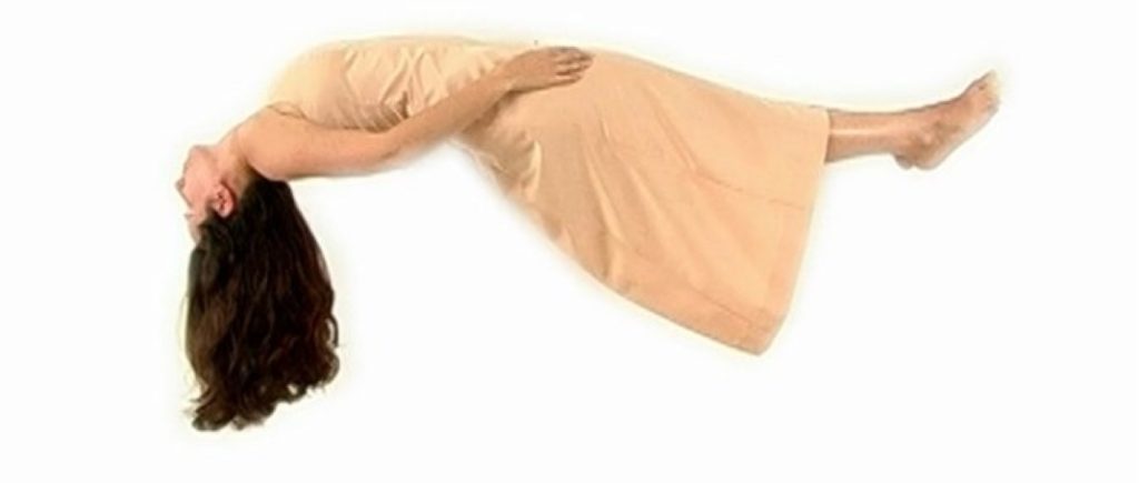 נלי אגסי, מתוך 'חלום בו שתיקה עשויה זהב', 2005, וידאו  | באדיבות גלריה דביר, תל אביב