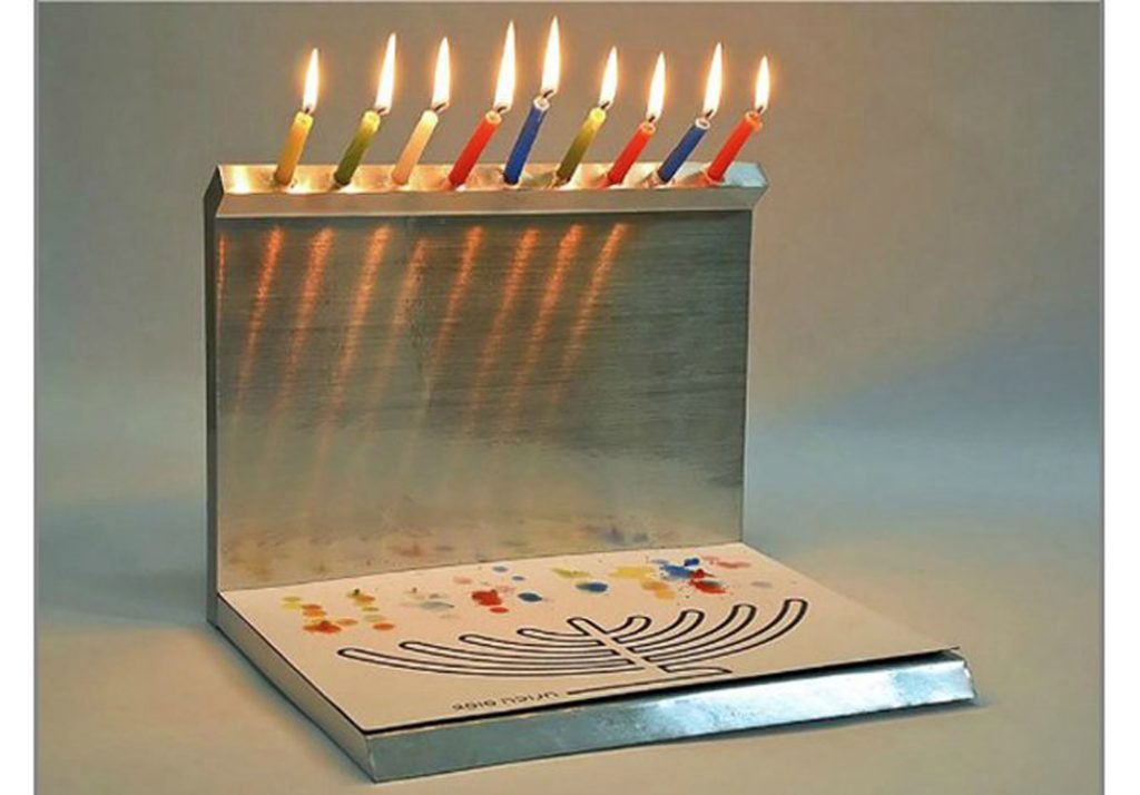 "חנוכיה מציירת" - סרגי לרנר; אלומיניום | צילום: סרגי לרנר