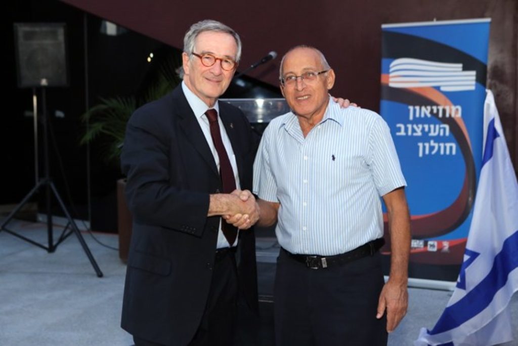 מימין: מוטי ששון, ראש עריית חולון וחוויאר טריאס, ראש עריית ברצלונה במוזיאון העיצוב חולון | צילום: בני גם זו לטובה